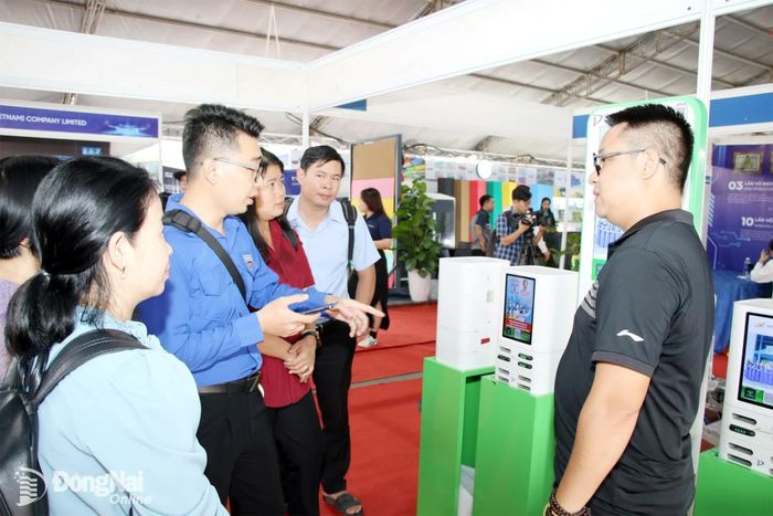 Người dân, doanh nghiệp tham quan các gian hàng sản phẩm công nghệ số, đổi mới sáng tạo tại sự kiện Techfest Dong Nai 2025. Ảnh: Hải Quân
