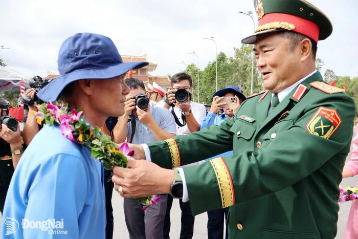 Trung tướng Lê Xuân Thế, Ủy viên Trung ương Đảng, Ủy viên Quân ủy Trung ương, Tư lệnh Quân khu 7 tặng hoa động viên các đội K. Ảnh: Nguyệt Hà