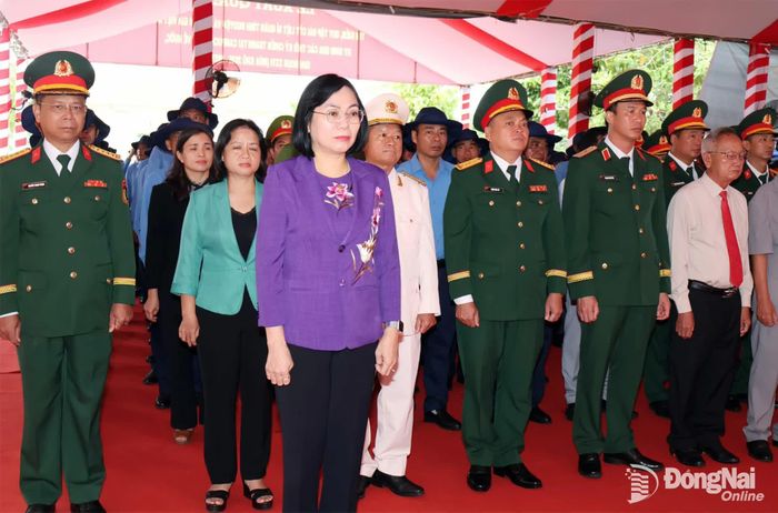 Đại biểu Tổng cục Chính trị, Quân khu 7, thành phố Đồng Nai và đại biểu tưởng niệm liệt sĩ tại Di tích lịch sử quốc gia khu vực Đồn Long Khốt, tỉnh Tây Ninh. Ảnh: Nguyệt Hà