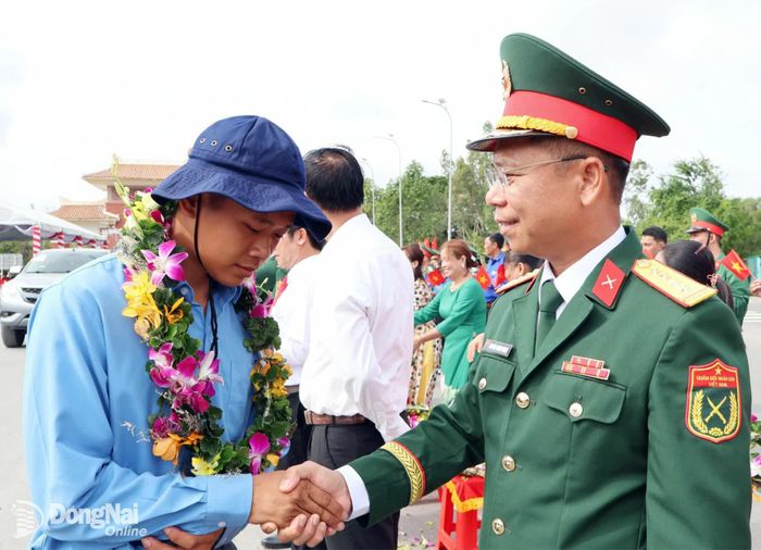 Các đại biểu động viên các đội K. Ảnh: Nguyệt Hà