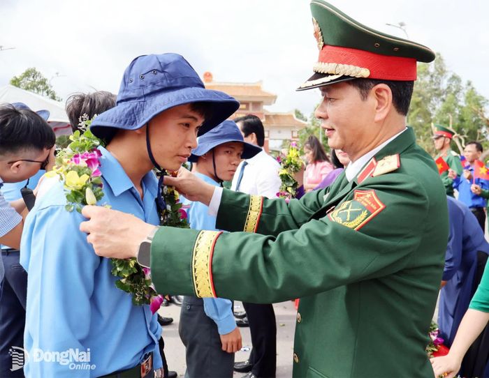 Thiếu tướng Lê Ngọc Hải, Phó Tham mưu trưởng Quân khu 7 tặng hoa động viên Đội K72 Đồng Nai. Ảnh: Nguyệt Hà