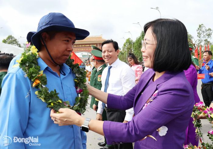 Thành ủy viên, Phó Chủ tịch UBND, Trưởng ban Chỉ đạo thành phố Nguyễn Thị Hoàng tặng hoa động viên Đội K72 Đồng Nai. Ảnh: Nguyệt Hà