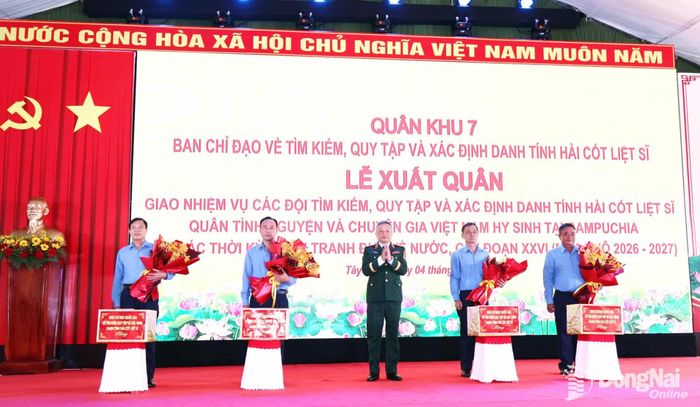 Thượng tướng Lê Quang Minh tặng quà động viên các đội K. Ảnh: Nguyệt Hà