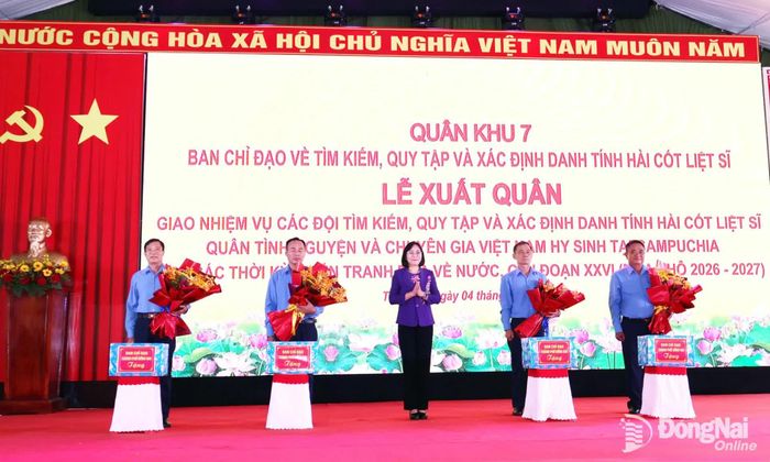 Thủ trưởng Quân khu 7 và lãnh đạo thành phố Đồng Nai tặng quà các đội K. Ảnh: Nguyệt Hà