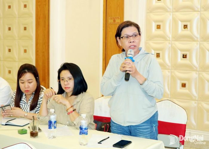 Đại diện một doanh nghiệp thảo luận những phát sinh vướng mắc trong quá trình thực hiện. Ảnh: Vương Thế