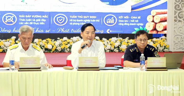 Đại diện Cục Lâm nghiệp và kiểm lâm, Thuế thành phố Đồng Nai và Chi cục Hải quan khu vực XVIII giải đáp những thắc mắc của doanh nghiệp. Ảnh: Vương Thế