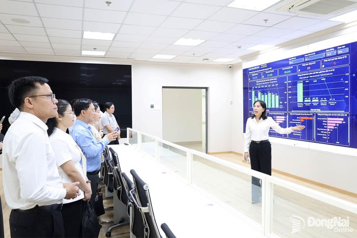 Đoàn giám sát của Ủy ban MTTQ Việt Nam thành phố khảo sát tại Trung tâm Giám sát, điều hành thông minh thành phố. Ảnh: Hồ Thảo