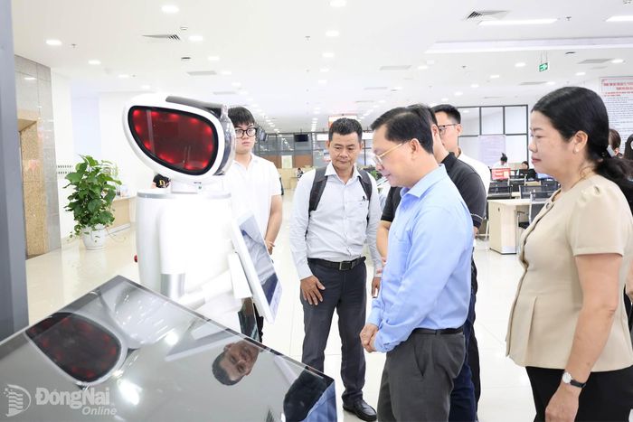 Đoàn giám sát của Ủy ban MTTQ Việt Nam thành phố khảo sát tại Trung tâm Phục vụ hành chính công thành phố. Ảnh: Hồ Thảo