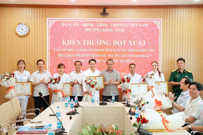 Lãnh đạo Đảng ủy, HĐND, UBND, Ủy ban MTTQ Việt Nam phường Đồng Xoài khen thưởng các cá nhân. Ảnh: Văn Huân