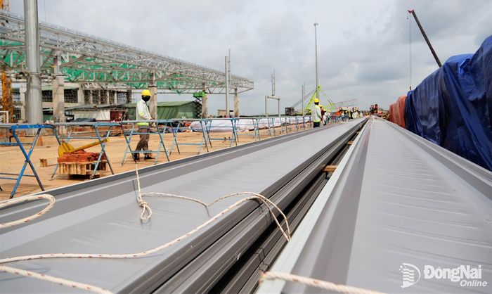 Cùng với việc tăng tốc hoàn thiện công trình nhà ga hành khách, các gói thầu khác của dự án cũng được đẩy nhanh tiến độ thi công. Công nhân thi công công trình nhà ga hàng hóa số 1 Sân bay Long Thành. Ảnh: Phạm Tùng