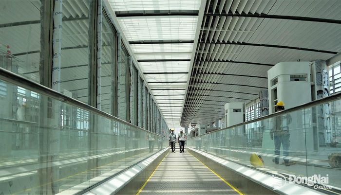 Hiện nay, nhiều hạng mục thi công lắp đặt thiết bị tại công trình nhà ga hành khách Sân bay Long Thành đã cơ bản hoàn thành. Trong hình là hệ thống cầu thang cuốn phẳng đã hoàn thiện thi công. Ảnh: Phạm Tùng