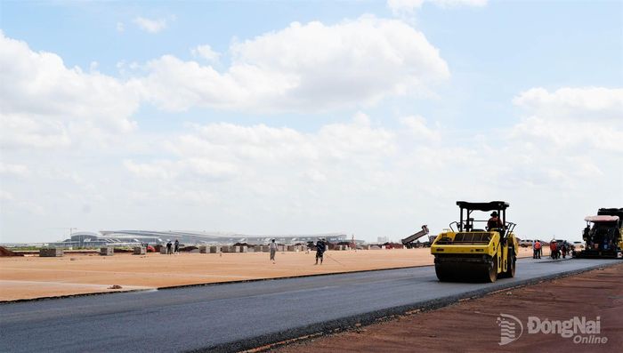 Tiến độ thi công các hạng mục của Dự án Sân bay Long Thành đang được tập trung đẩy nhanh tiến độ để hoàn thành mục tiêu đưa vào khai thác thương mại giai đoạn 1 vào cuối năm 2026. Ảnh: Phạm Tùng