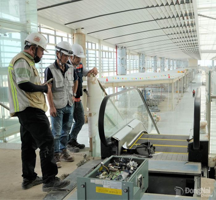 Việc lắp đặt các trang thiết bị tại nhà ga hành khách Sân bay Long Thành được thực hiện nghiêm túc với sự giám sát chặt chẽ để đảm bảo yêu cầu kỹ thuật cao nhất. Ảnh: Phạm Tùng
