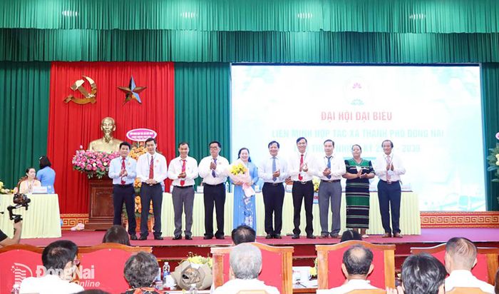  Ông Lê Văn Quyết (bìa phải) và ông Nguyễn Viết Vị (thứ 3 từ trái qua) tại Đại hội Liên minh Hợp tác xã Đồng Nai vào tháng 6-2026. Ảnh: Tố Tâm