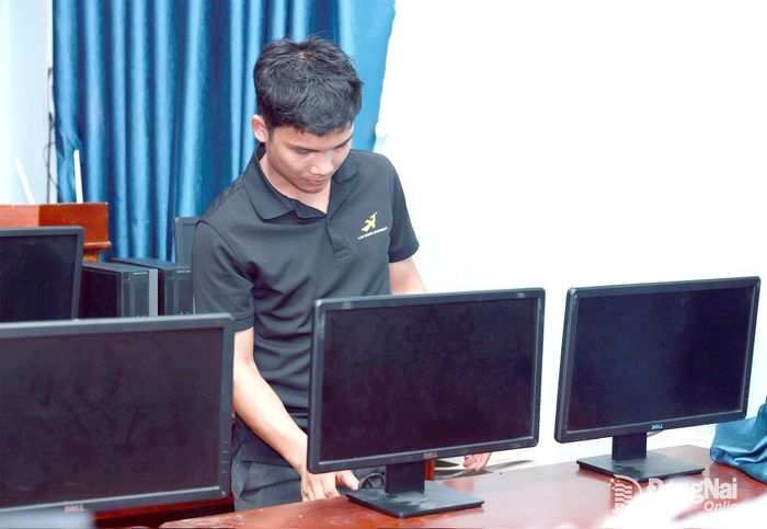 Giảng viên công nghệ thông tin Trường đại học Lạc Hồng lắp đặt phòng máy cho Trường THCS-THPT Đăk Mai.