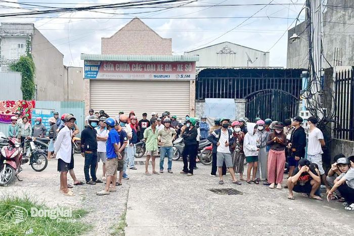 Nhiều người dân bàng hoàng khi nghe tin về vụ thảm án.