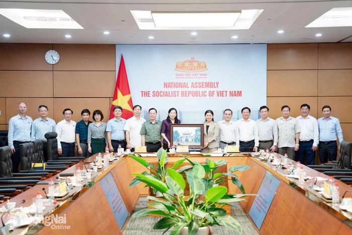 Lãnh đạo thành phố Đồng Nai tặng quà lưu niệm Ủy ban Khoa học, Công nghệ và Môi trường của Quốc hội.