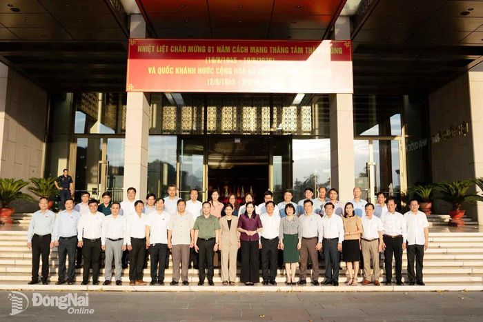 Các đại biểu chụp ảnh lưu niệm sau cuộc làm việc.