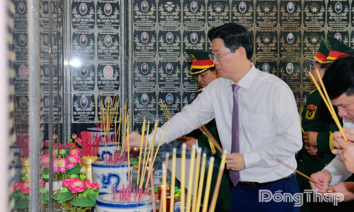 Đồng chí Huỳnh Minh Tuấn, Phó Chủ tịch UBND tỉnh, Trưởng Ban Chỉ đạo 515 tỉnh thắp hương các Anh hùng liệt sĩ và Mẹ Việt Nam Anh hùng. 