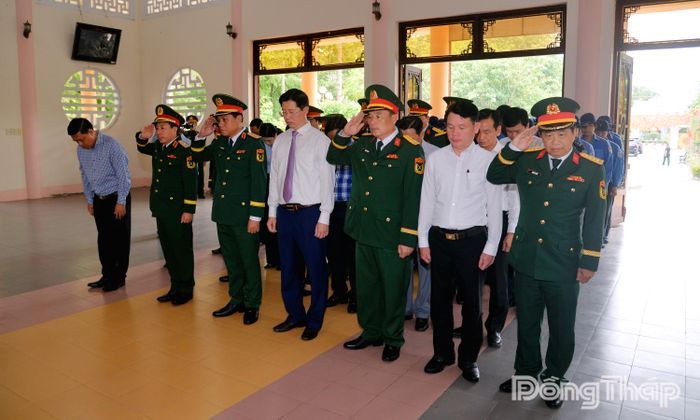 Đại biểu dành phút mặc niệm.
