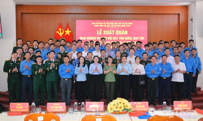 Đại biểu chụp ảnh lưu niệm cùng cán bộ, chiến sĩ Đội K91.