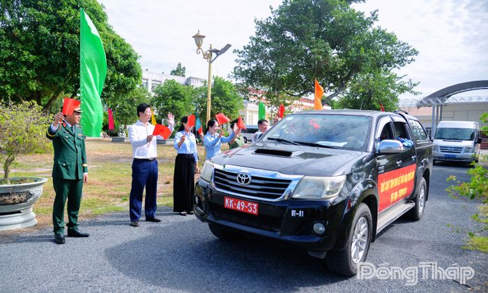 Lãnh đạo Quân khu và lãnh đạo tỉnh tiễn Đội K91 lên đường làm nhiệm vụ.