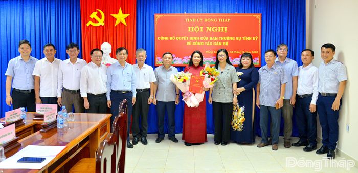 Các đại biểu chụp ảnh lưu niệm tại hội nghị công bố quyết định của Ban Thường vụ Tỉnh ủy về công tác cán bộ.