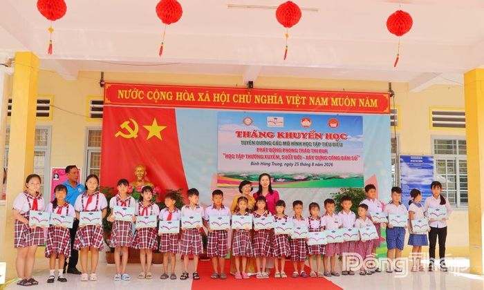 Những suất học bổng được trao kịp thời, tiếp thêm động lực để học sinh có hoàn cảnh khó khăn ở xã Bình Hàng Trung an tâm bước vào năm học mới.