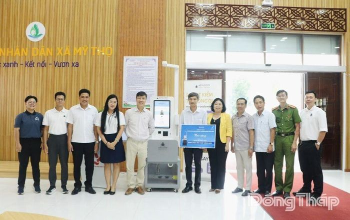 Công ty Kingston Healthcare Technologies Vietnam trao tặng Trạm khám sức khỏe thông minh Medi-Kiosk cho Trạm Y tế xã Mỹ Thọ.