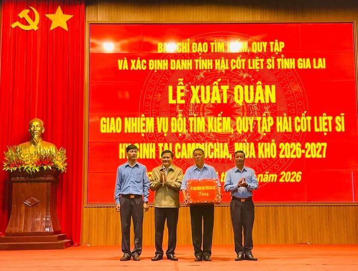  Phó Chủ tịch Thường trực HĐND tỉnh Trương Văn Đạt (thứ 2 từ trái sang) trao tặng quà cho Đội K52. Ảnh: P.D 