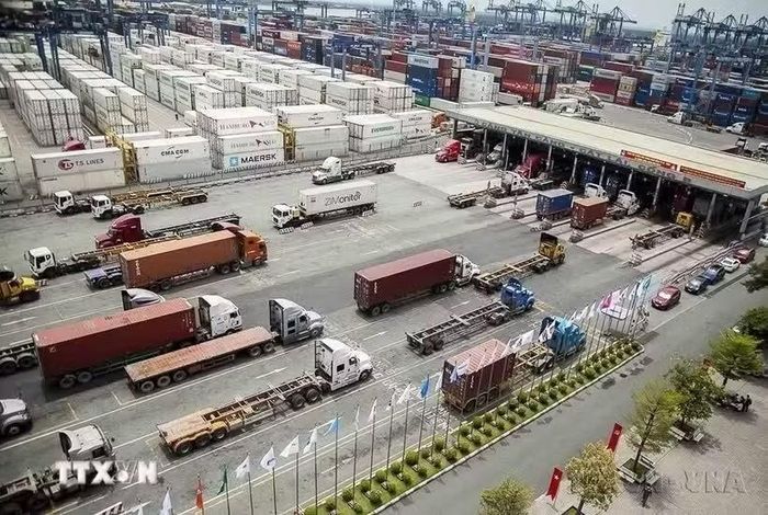  Hàng hóa xuất nhập khẩu tại Tân Cảng Sài Gòn. Ảnh: Hồng Đạt/TTXVN 