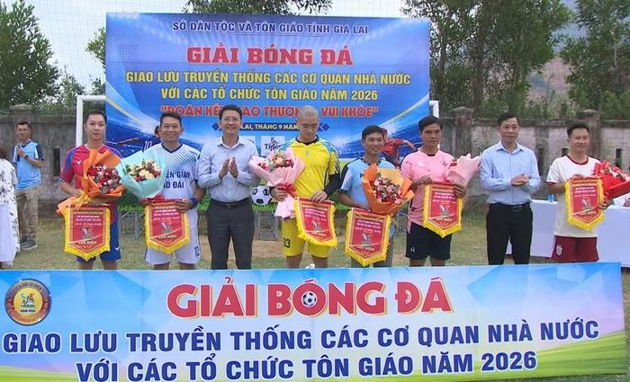 Ban tổ chức tặng hoa và cờ lưu niệm cho các đội bóng tham dự giải. Ảnh: Bảo Long