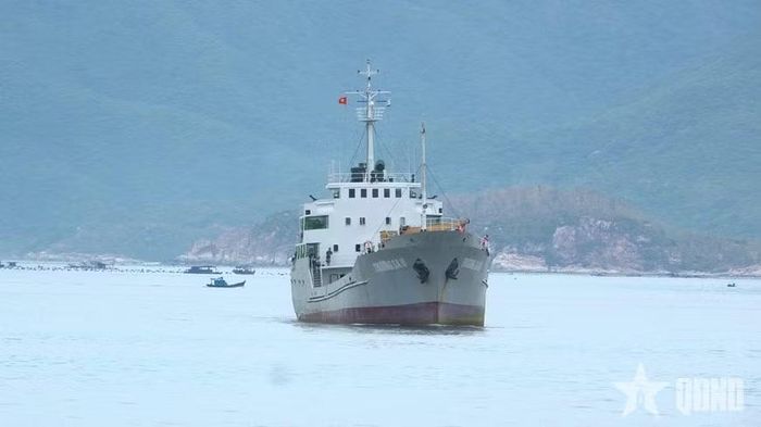 Tàu Trường Sa 18 thuộc Lữ đoàn 955 đưa ngư dân từ đảo Trường Sa cập cảng Cam Ranh (tỉnh Khánh Hòa). Ảnh: Báo QĐND