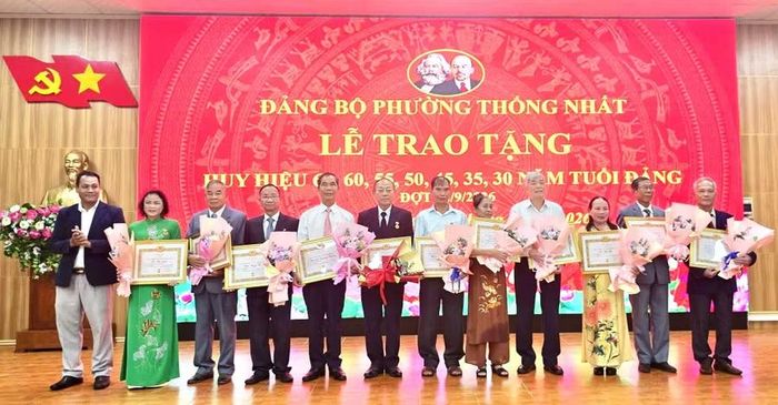 Đảng bộ phường Thống Nhất có 22 đảng viên nhận Huy hiệu 45 năm tuổi Đảng. Ảnh: Bá Bính