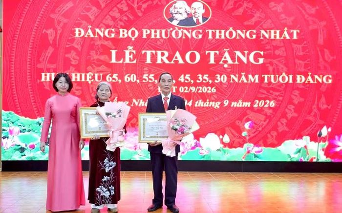 Bí thư Đảng ủy phường Trần Thị Hồng Nguyệt trao Huy hiệu 60 năm tuổi Đảng. Ảnh: Bá Bính