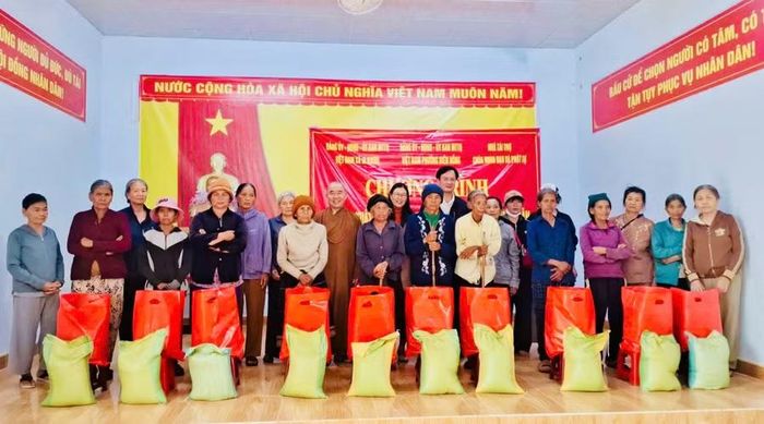 150 phần quà được trao cho người dân làng Tơ Ver, xã Ia Khươl. Ảnh: Bá Bính