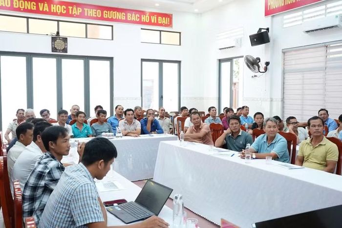  Các chủ tàu, thuyền trưởng, thuyền viên được phổ biến các quy định mới về khai thác thủy sản và phòng, chống khai thác IUU. Ảnh: Quang Hải 