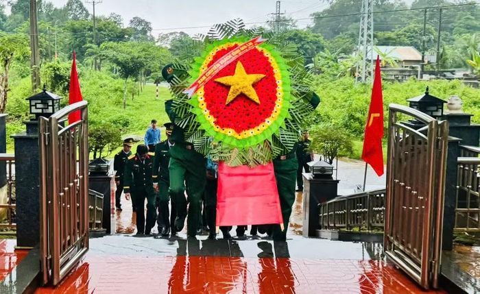  Lễ dâng hương, dâng hoa được tổ chức tại Đài tưởng niệm liệt sĩ Đồn Biên phòng Cửa khẩu Quốc tế Lệ Thanh. Ảnh: M.C 