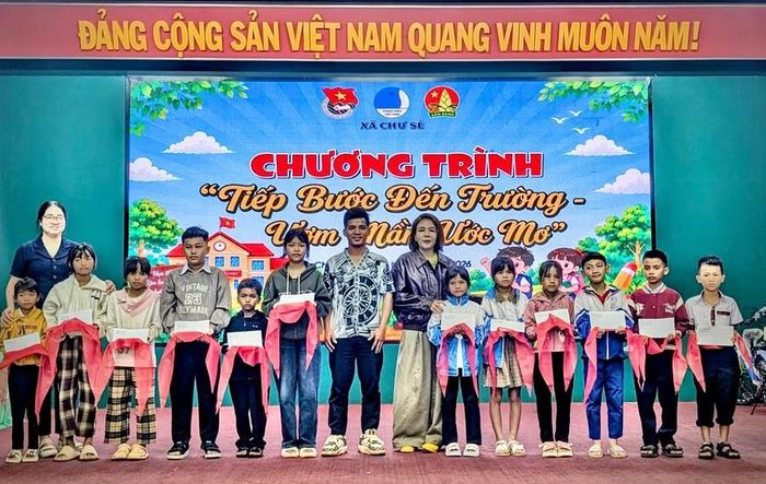 Ban Tổ chức tặng quà cho học sinh có hoàn cảnh khó khăn trước thềm năm học mới. Ảnh: T.P