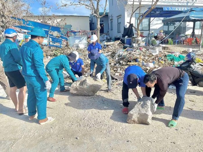 Đoàn Thanh niên xã Nhơn Châu hỗ trợ người dân dọn dẹp, khắc phục hậu quả sau bão cuối năm 2025. Ảnh: XĐ