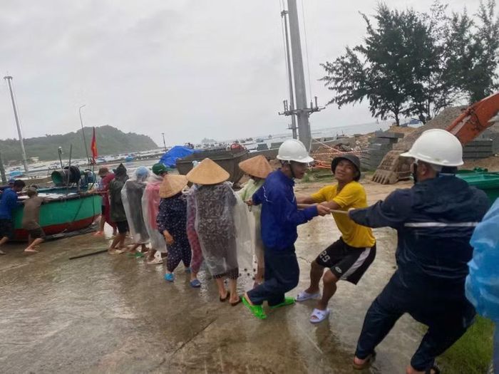 Lực lượng chức năng hỗ trợ người dân xã Nhơn Châu di dời tàu thuyền đến nơi tránh bão an toàn vào cuối năm 2025. Ảnh: XĐ
