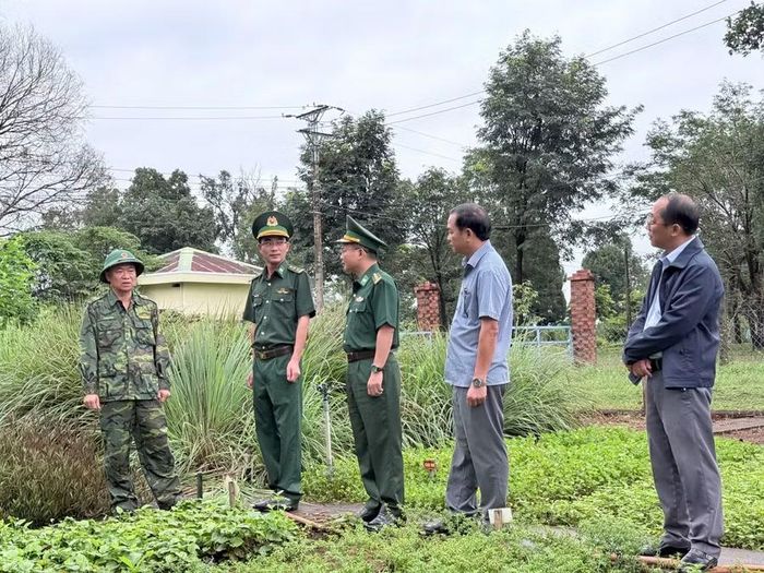  Đồng chí Thái Đại Ngọc (ngoài cùng, bên trái) - Ủy viên BCH Trung ương Đảng, Bí thư Tỉnh ủy thăm các khu tăng gia sản xuất của cán bộ, chiến sĩ Đồn Biên phòng Ia Pnôn. Ảnh: Ngọc Hà 