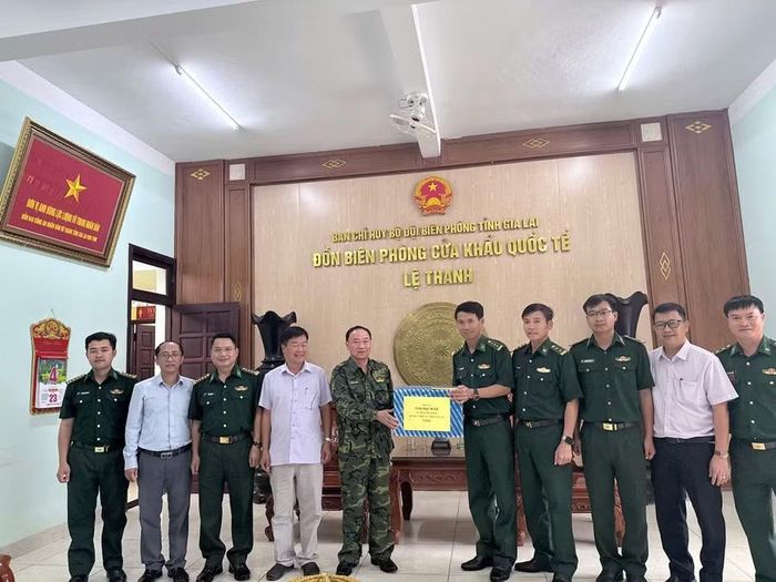  Đồng chí Thái Đại Ngọc (đứng thứ 5 từ trái sang) - Ủy viên Trung ương Đảng, Bí thư Tỉnh ủy đến thăm, tặng quà cán bộ, chiến sĩ Đồn Biên phòng Cửa khẩu Quốc tế Lệ Thanh. Ảnh: Ngọc Hà 