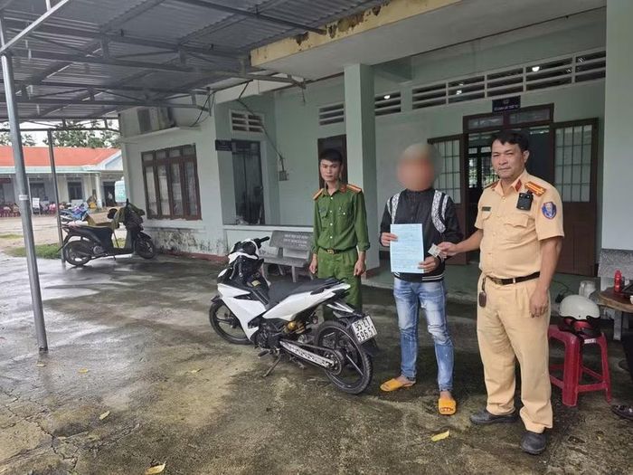  Lực lượng CSGT đã tịch thu phương tiện của B. Ảnh: Văn Tiến 
