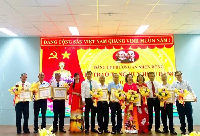 Lãnh đạo Đảng ủy phường An Nhơn Đông trao tặng Huy hiệu Đảng cho các đảng viên. Ảnh: ĐVCC