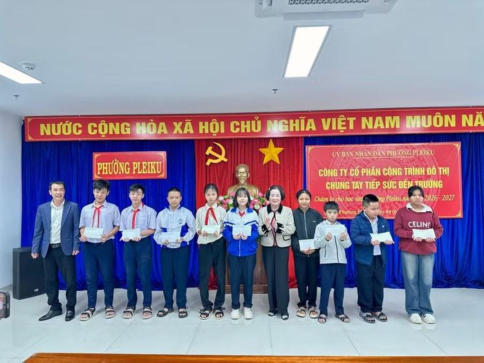 Đại diện lãnh đạo UBND phường Pleiku và Công ty CP Công trình Đô thị Gia Lai tặng quà cho học sinh trên địa bàn phường. Ảnh: Hà Duy