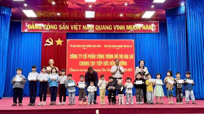Đại diện lãnh đạo UBND phường Diên Hồng và Công ty CP Công trình Đô thị Gia Lai tặng quà cho các em học sinh trên địa bàn phường. Ảnh: Hà Duy