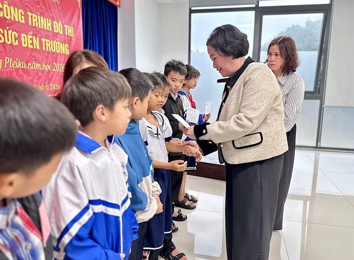 Bà Nguyễn Thị Sen, Chủ tịch Hiệp hội Doanh nghiệp tỉnh, Chủ tịch HĐQT kiêm Tổng Giám đốc Công ty cổ phần Công trình Đô thị Gia Lai trao quà cho các em học sinh phường Pleiku. Ảnh: Hà Duy