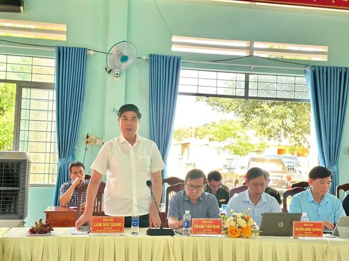  Phó Chủ tịch UBND tỉnh Lâm Hải Giang báo cáo công tác chuẩn bị đưa 7 Trường Phổ thông nội trú liên cấp biên giới vào hoạt động. Ảnh: Hà Duy 