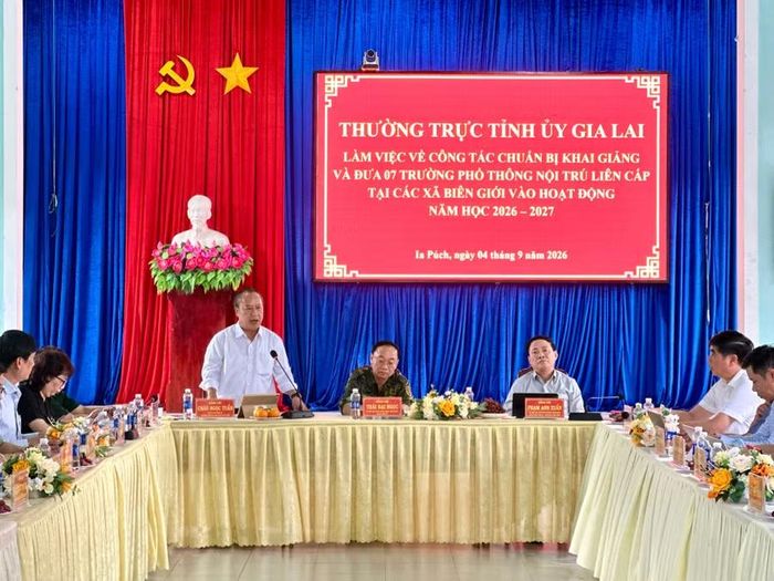  Đồng chí Châu Ngọc Tuấn - Phó Bí thư Tỉnh ủy, Trưởng đoàn Đại biểu Quốc hội tỉnh phát biểu tại buổi làm việc. Ảnh: Hà Duy 